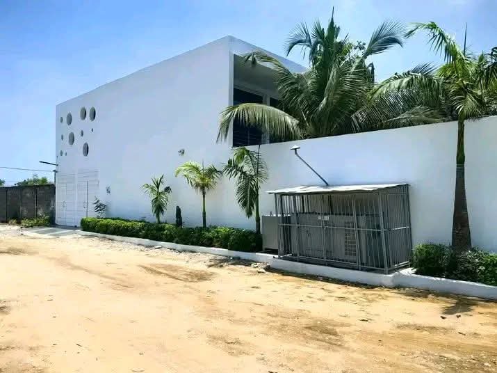 Sublime villa duplex R+1 avec grand jardin à vendre à Fidjrossè – Proche de la plage