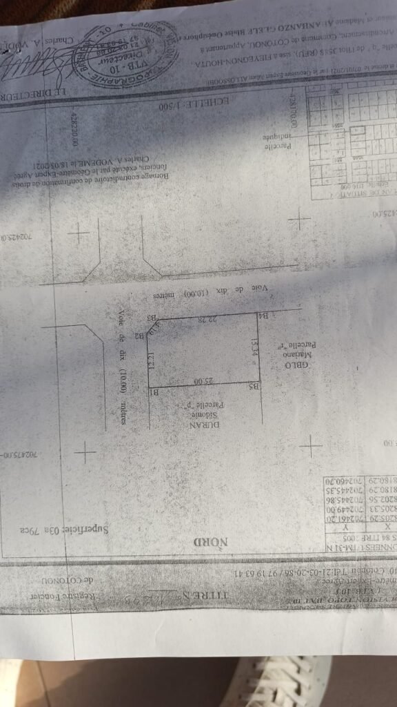 Grande parcelle en angle de rue à vendre à Fidjrossè – Zone JNP avec Titre Foncier