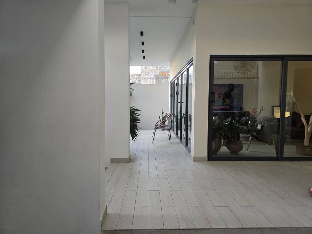 Magnifique villa triplex moderne à vendre à Fidjrossè Plage – 3 min de la Route des Pêches — photo 2