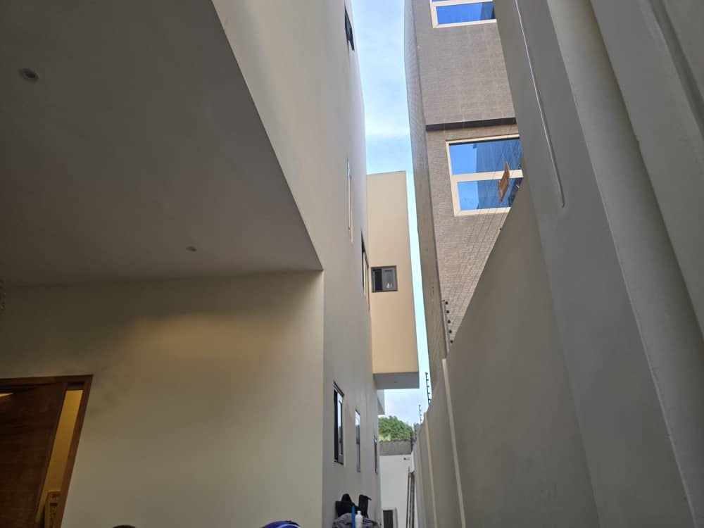 Magnifique villa triplex moderne à vendre à Fidjrossè Plage – 3 min de la Route des Pêches — photo 8