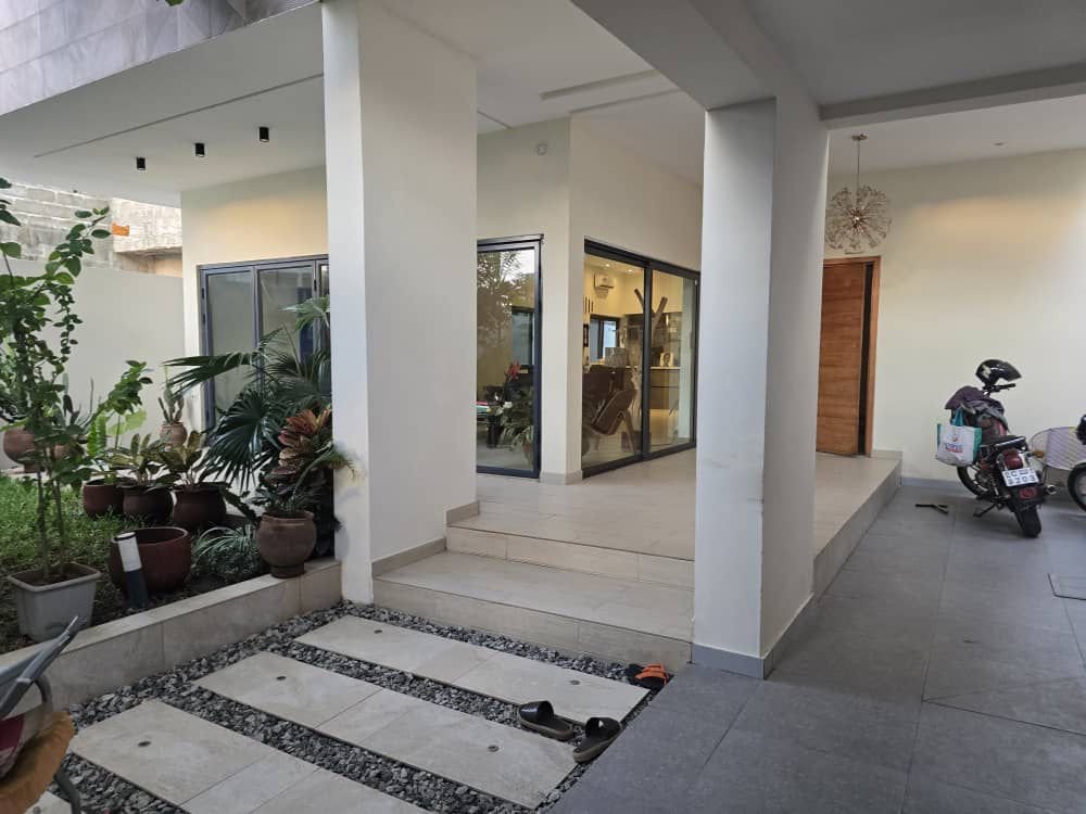 Magnifique villa triplex moderne à vendre à Fidjrossè Plage – 3 min de la Route des Pêches — photo 5