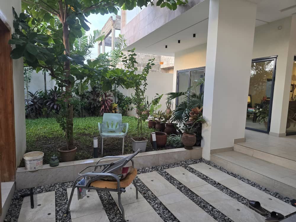 Magnifique villa triplex moderne à vendre à Fidjrossè Plage – 3 min de la Route des Pêches — photo 4
