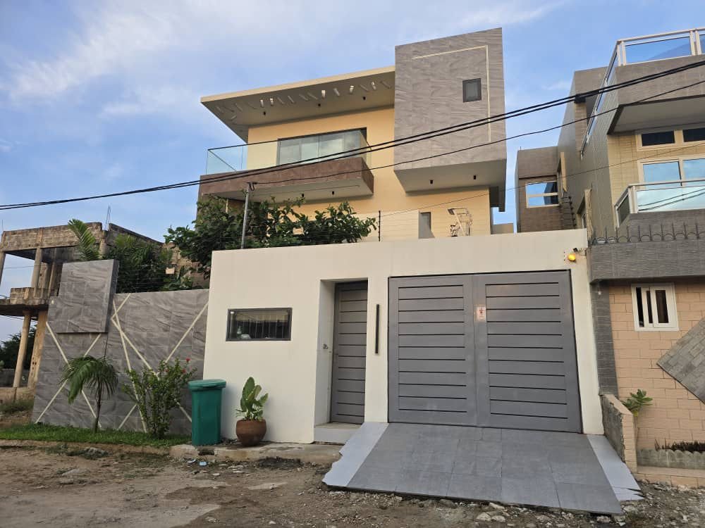 Magnifique villa triplex moderne à vendre à Fidjrossè Plage – 3 min de la Route des Pêches — photo 3