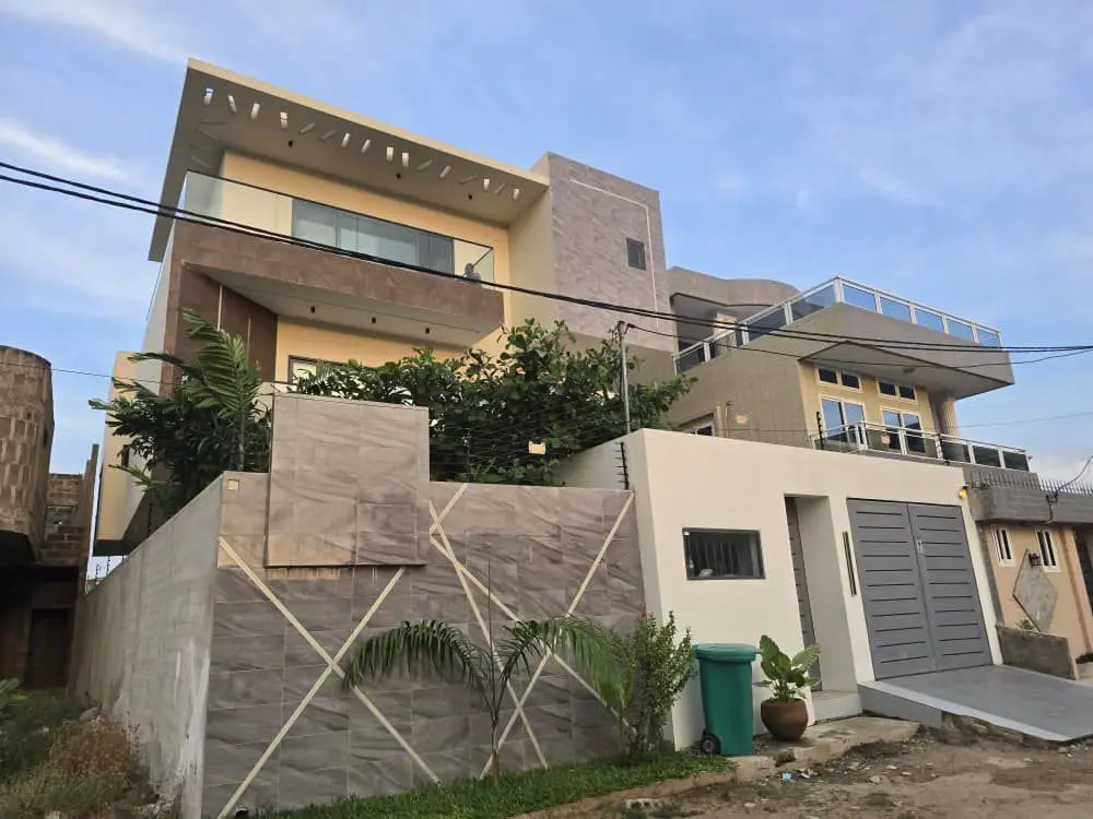 Magnifique villa triplex moderne à vendre à Fidjrossè Plage – 3 min de la Route des Pêches