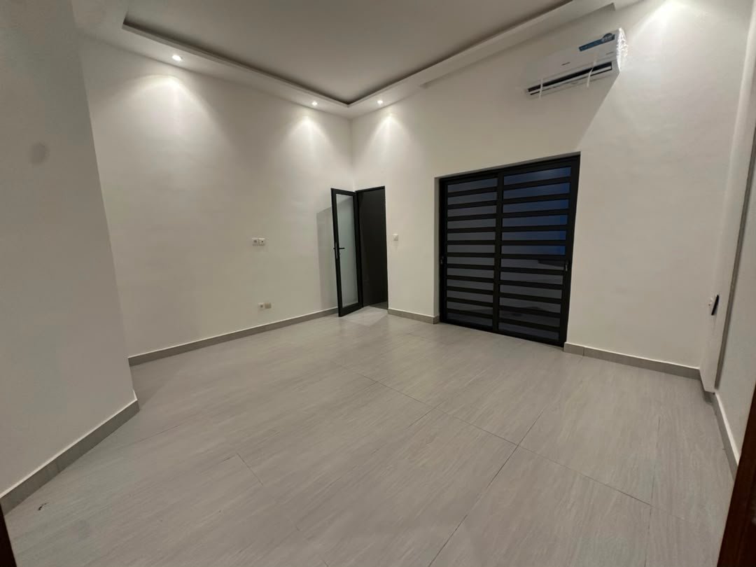 Appartement moderne 3 chambres salon à louer à Fidjrossè – À 3 min de la plage — photo 2