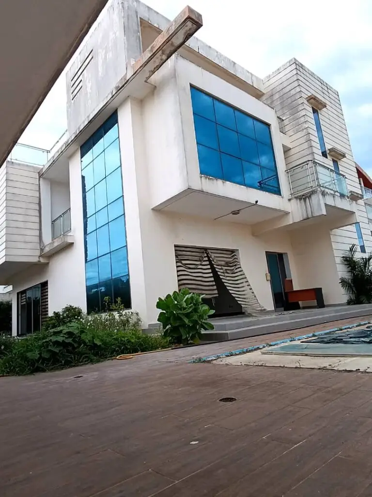 Villa duplex avec piscine à vendre à Érevan Cotonou – 6 chambres