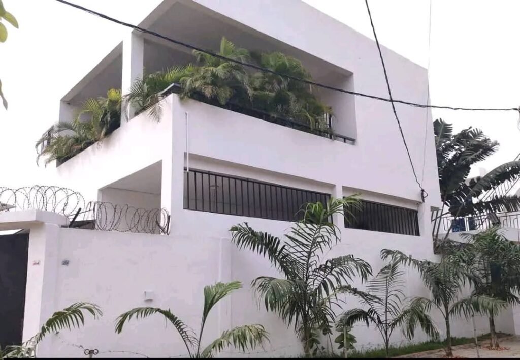 Belle villa duplex meublée à vendre à Calavi Bakhita – Titre Foncier
