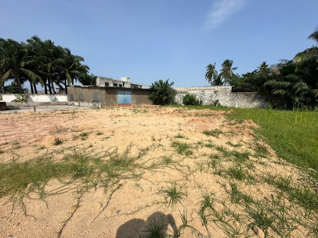 Grand terrain commercial de 3 412 m² à vendre à Kouhounou – au bord du goudron — photo 4