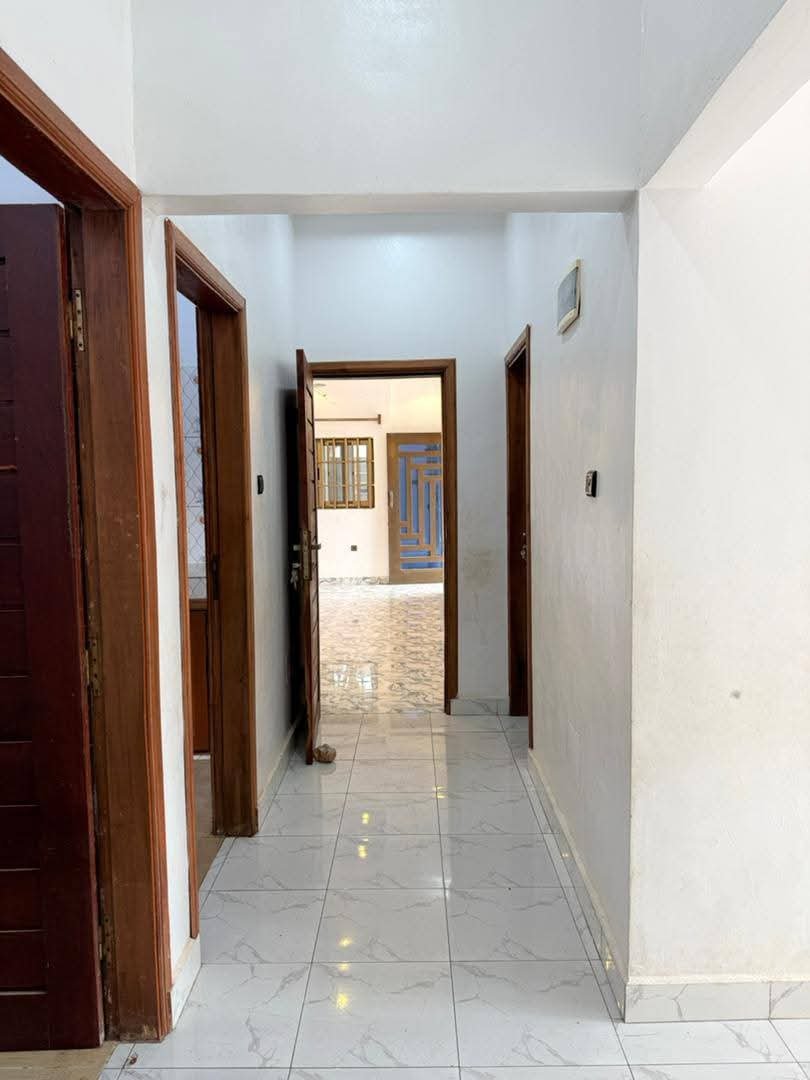 Appartement 3 chambres salon neuf à louer à Fidjrossè Akogbato – Entrée personnelle — photo 5