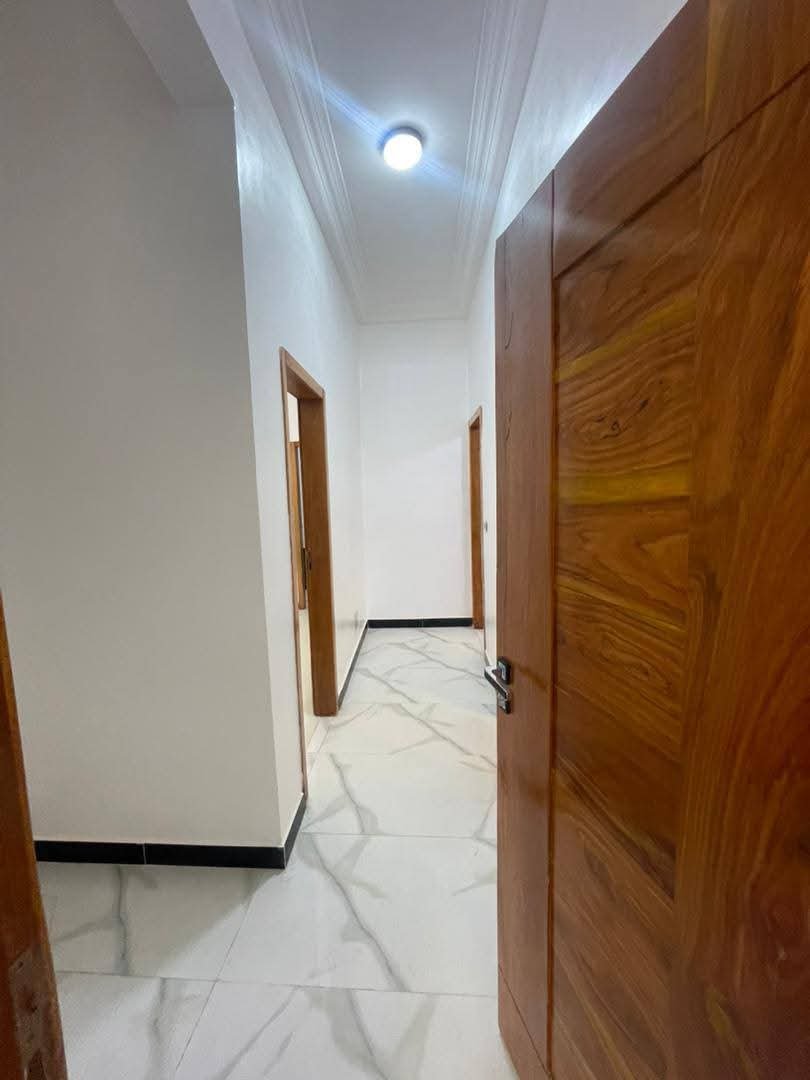 Appartement 3 chambres salon neuf à louer à Fidjrossè Akogbato – Entrée personnelle — photo 6