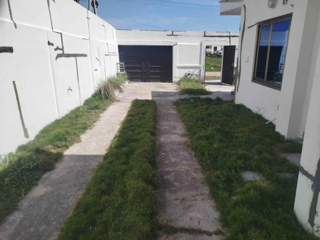 Location villa 3 pièces avec jardin Cité Houeyiho — photo 6